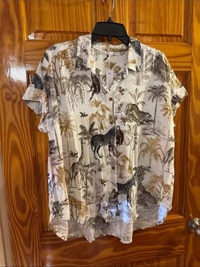 Women’s Short-Sleeve Button-Up Shirt in Cream with Safari Print